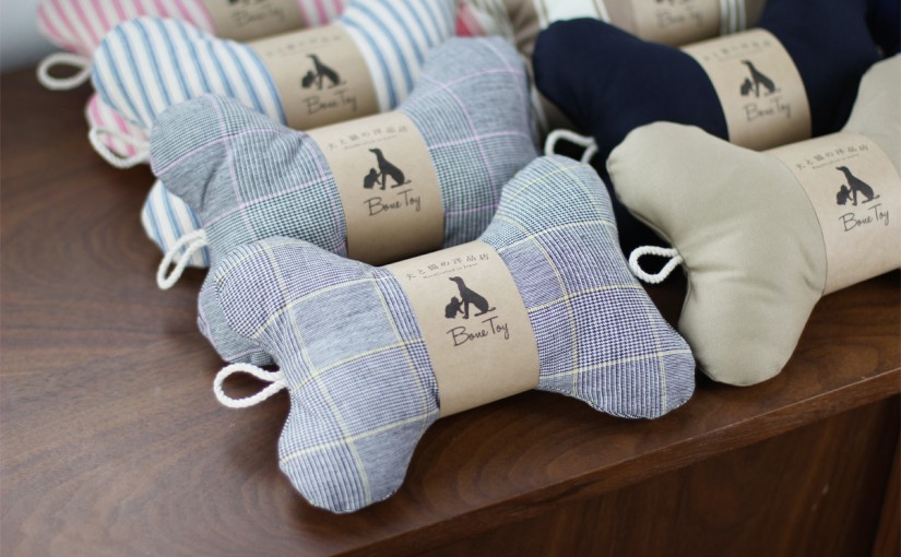 わんこの大好物。骨型のクッション「Bone Toy」