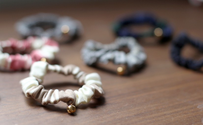 真鍮の鈴がアクセント。ねこ用のシュシュ風首輪